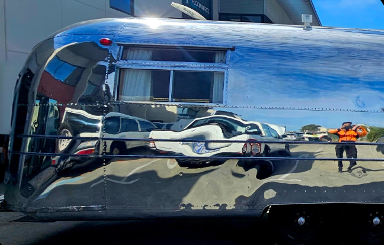 Mirror-finished tank